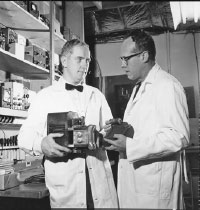 Bill Fry (right) and another researcher in 1959 with a mechanical heart. Photo courtesy of Univ of Illinois Archives, RS 39/2/20.